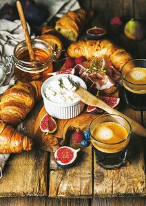 Śniadanie z croissantami